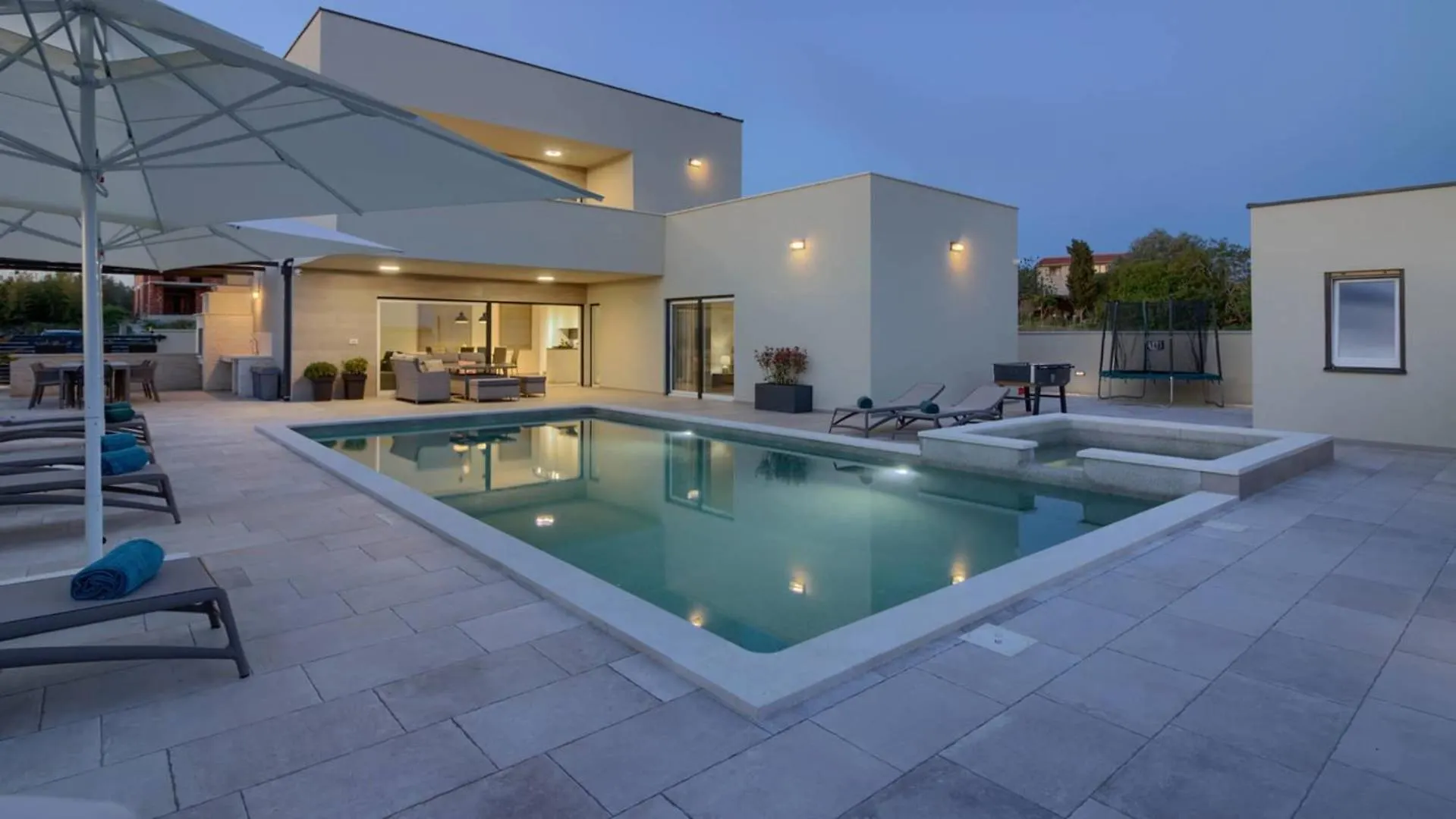 Villa Mako, Die Moderne Luxus-Villa Mit Swimmingpool Und Whirlpool In Ruhiger Vorort-Lage Von Pula