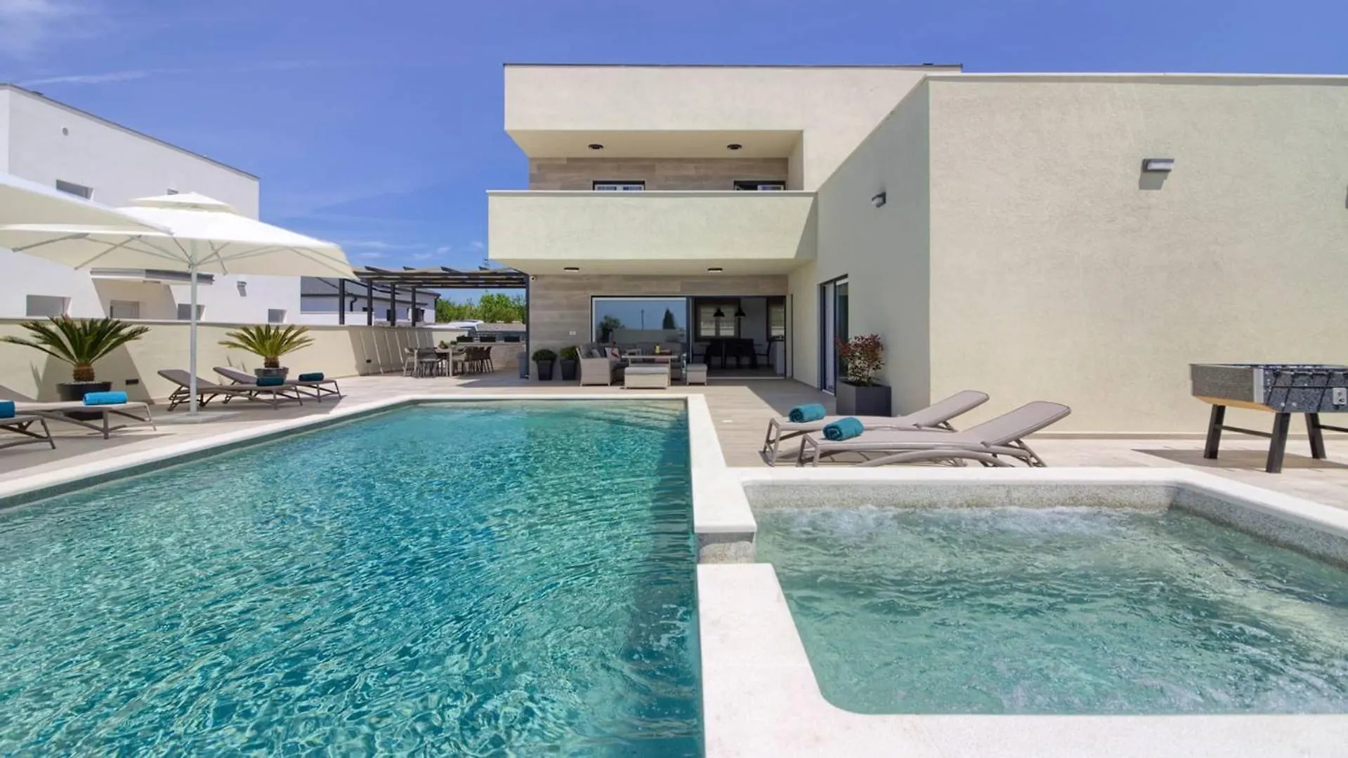 Villa Mako, Die Moderne Luxus-Villa Mit Swimmingpool Und Whirlpool In Ruhiger Vorort-Lage Von Pula