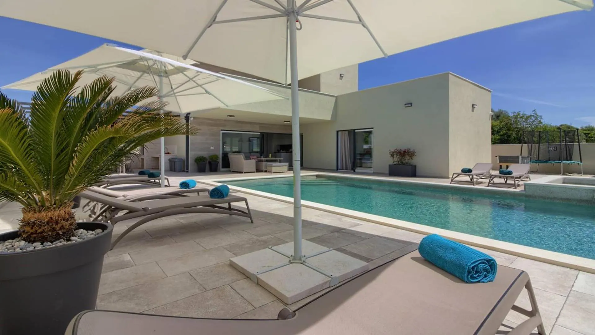Villa Mako, Die Moderne Luxus-Villa Mit Swimmingpool Und Whirlpool In Ruhiger Vorort-Lage Von Pula