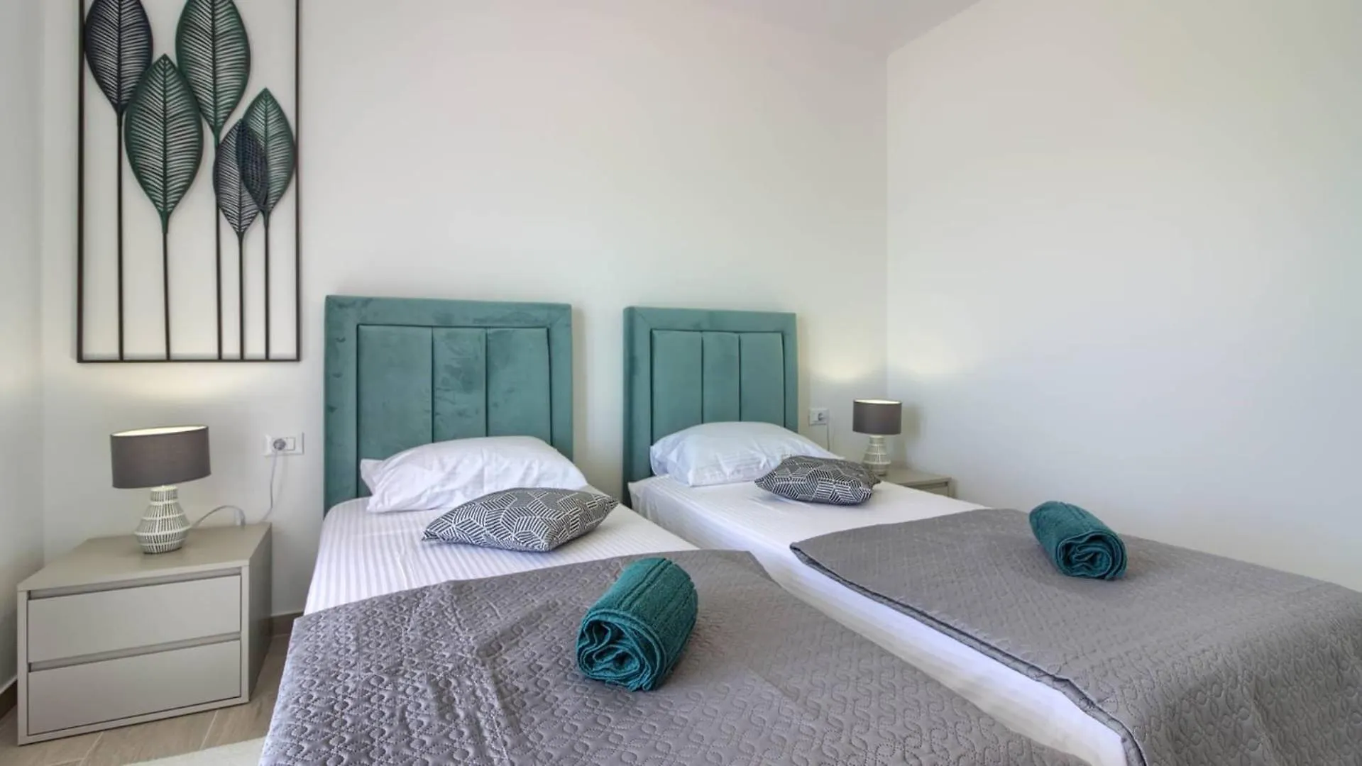 Villa Mako, Die Moderne Luxus-Villa Mit Swimmingpool Und Whirlpool In Ruhiger Vorort-Lage Von Pula 0*,  Croatia