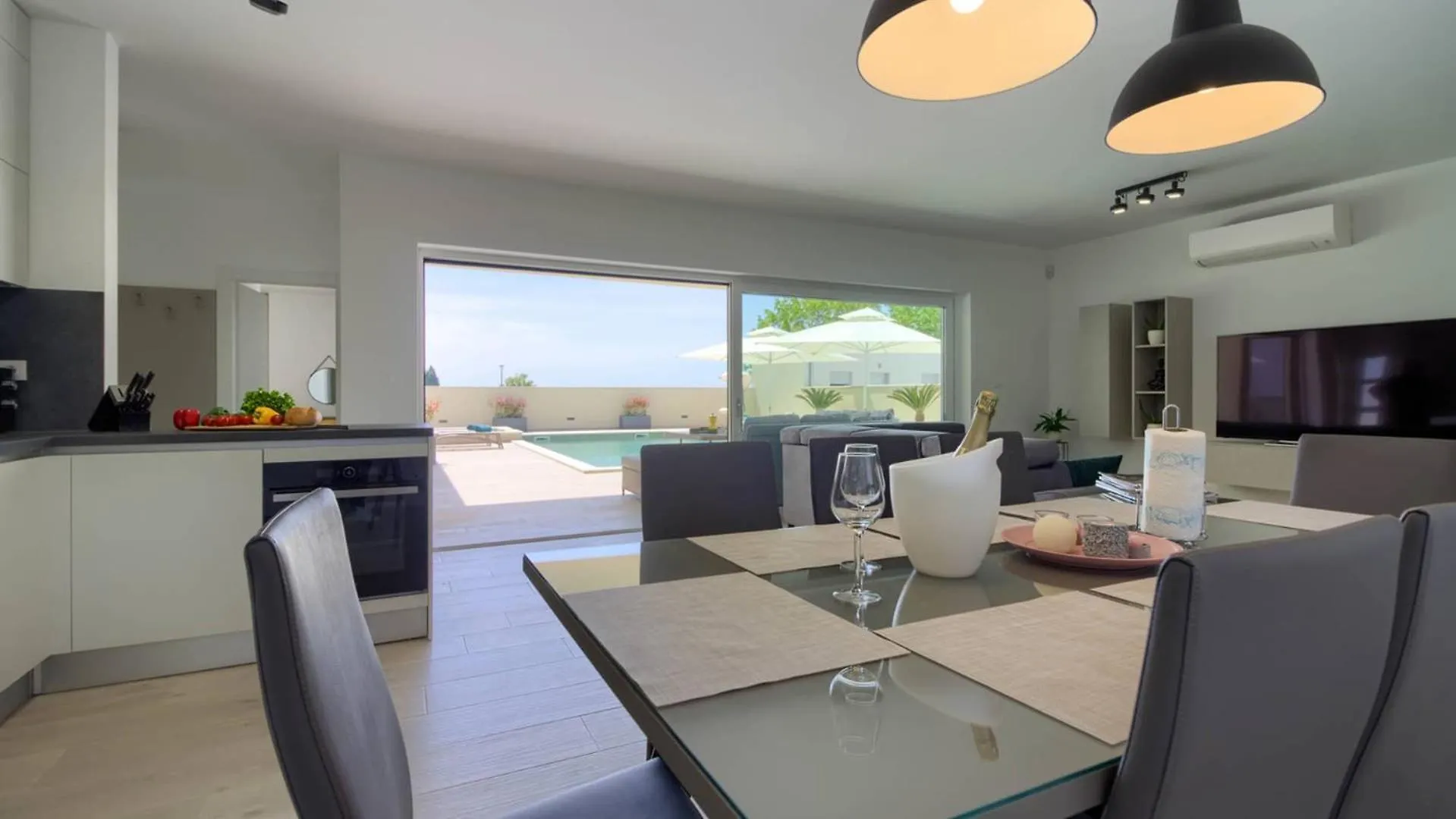Villa Mako, Die Moderne Luxus-Villa Mit Swimmingpool Und Whirlpool In Ruhiger Vorort-Lage Von Pula 0*,  Croatia