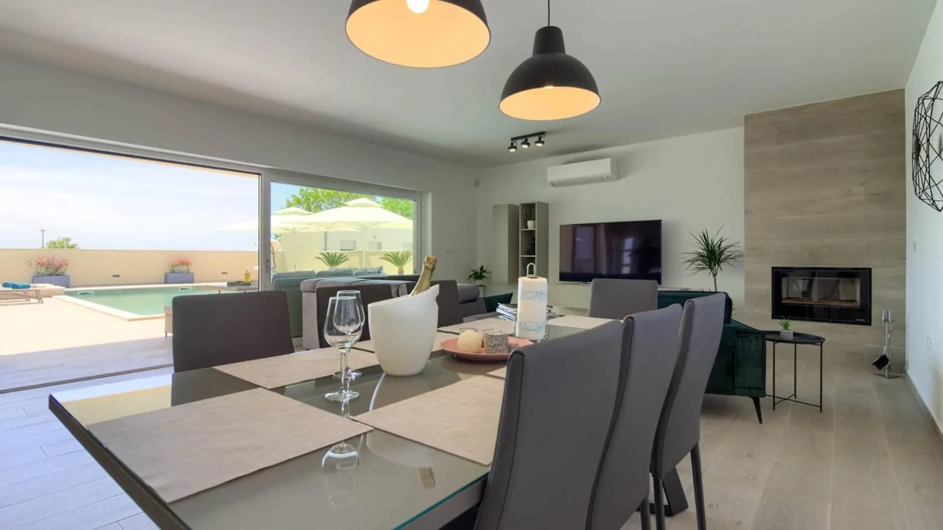 Villa Mako, Die Moderne Luxus-Villa Mit Swimmingpool Und Whirlpool In Ruhiger Vorort-Lage Von Pula