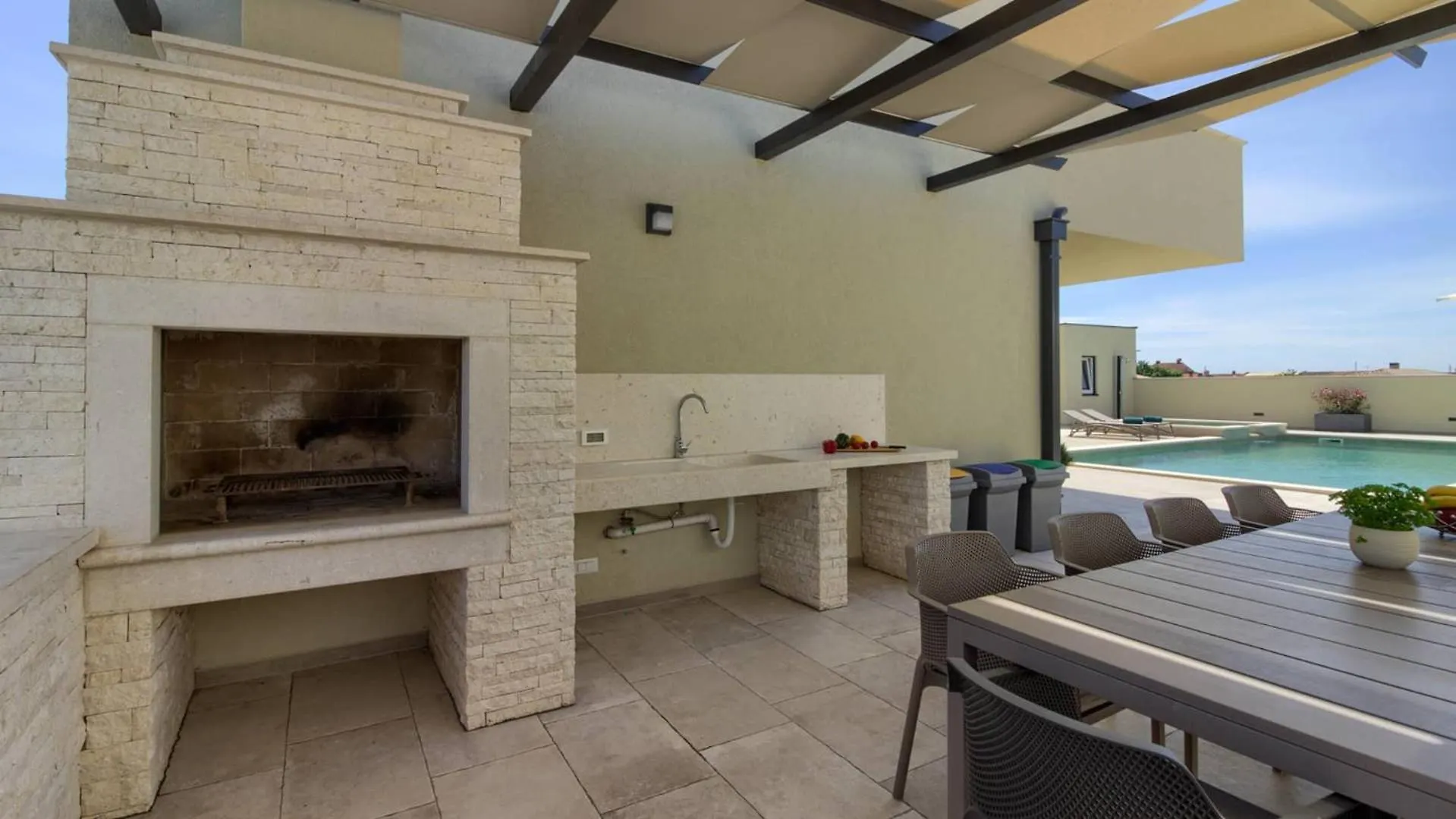 Villa Mako, Die Moderne Luxus-Villa Mit Swimmingpool Und Whirlpool In Ruhiger Vorort-Lage Von Pula Croatia