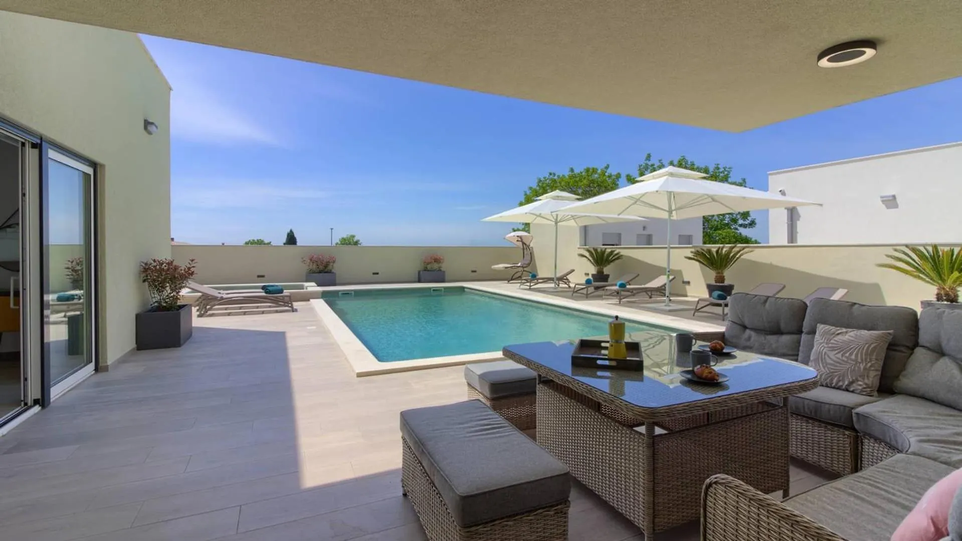 Villa Mako, Die Moderne Luxus-Villa Mit Swimmingpool Und Whirlpool In Ruhiger Vorort-Lage Von Pula Croatia