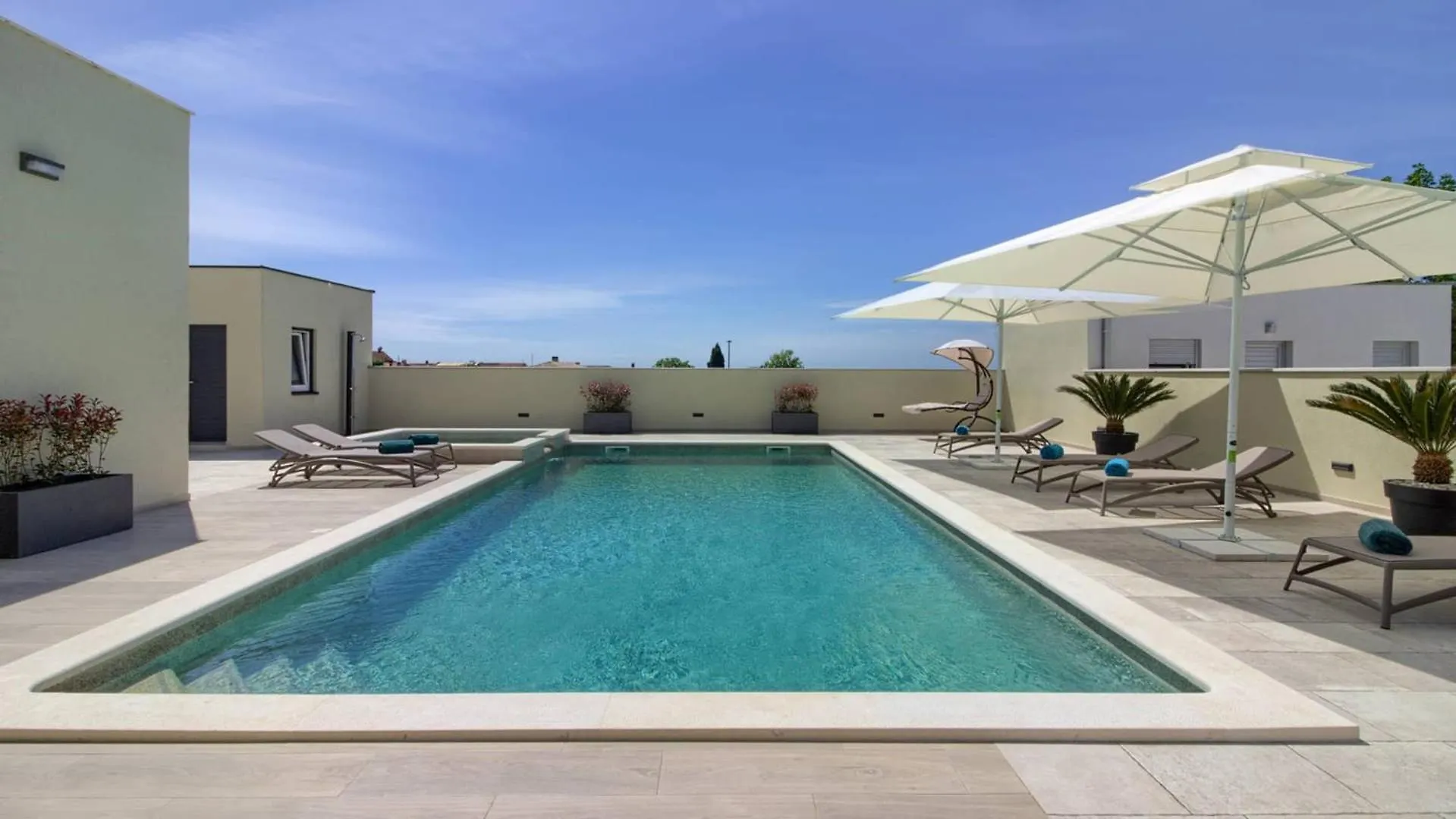 Villa Mako, Die Moderne Luxus-Villa Mit Swimmingpool Und Whirlpool In Ruhiger Vorort-Lage Von Pula