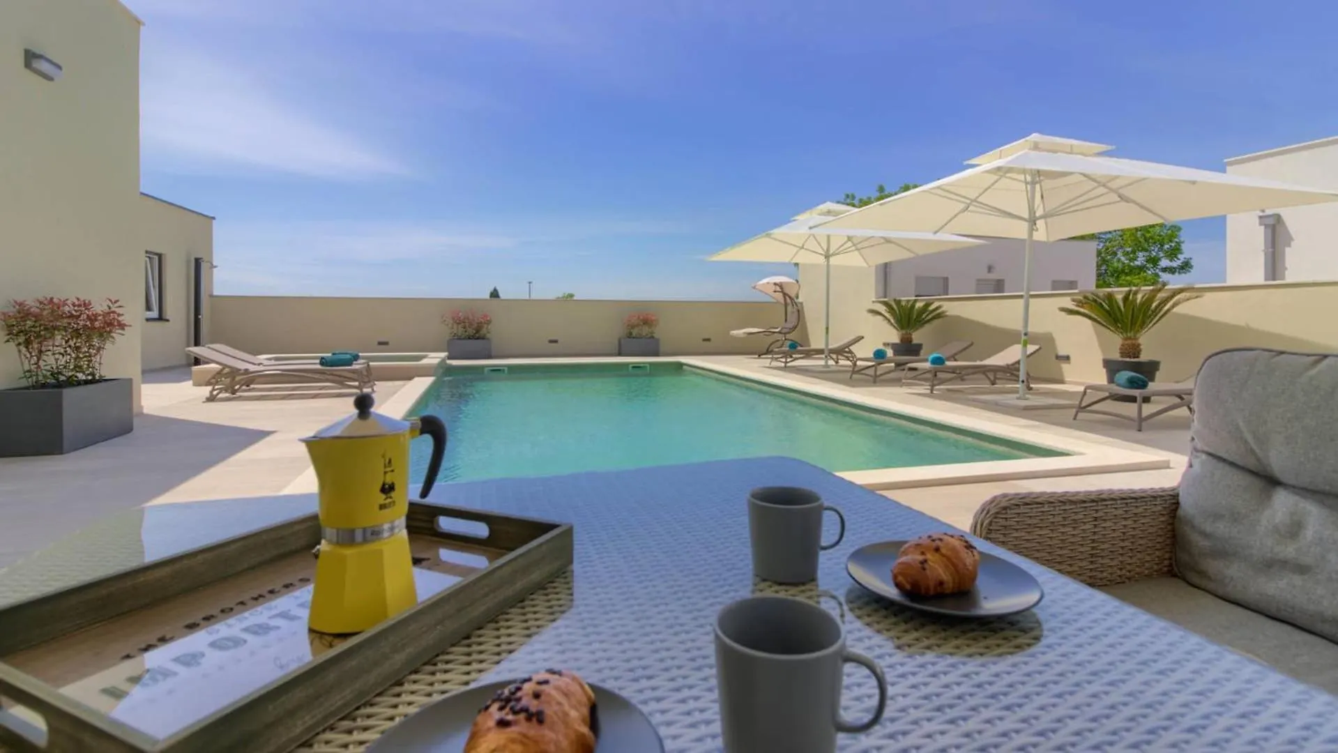 Villa Mako, Die Moderne Luxus-Villa Mit Swimmingpool Und Whirlpool In Ruhiger Vorort-Lage Von Pula