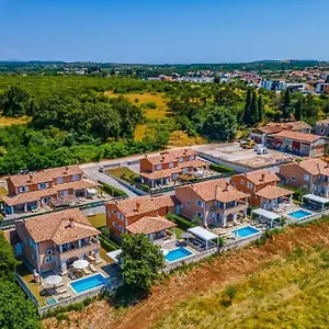 Villa Lotus With Pool And Jacuzzi, Pula