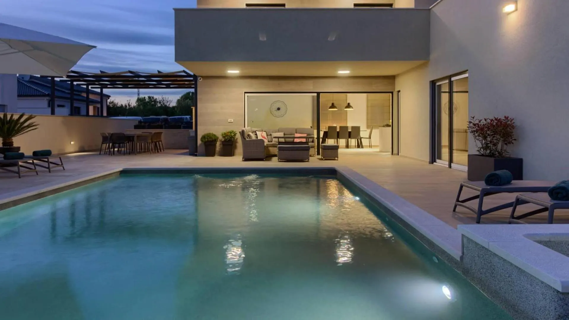 Villa Mako, Die Moderne Luxus-Villa Mit Swimmingpool Und Whirlpool In Ruhiger Vorort-Lage Von Pula