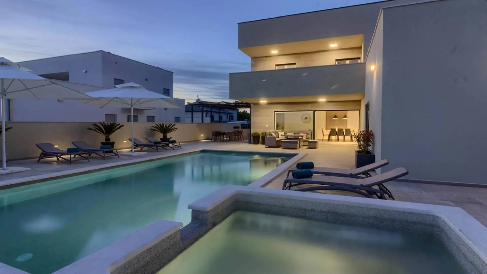 Villa Mako, Die Moderne Luxus-Villa Mit Swimmingpool Und Whirlpool In Ruhiger Vorort-Lage Von Pula