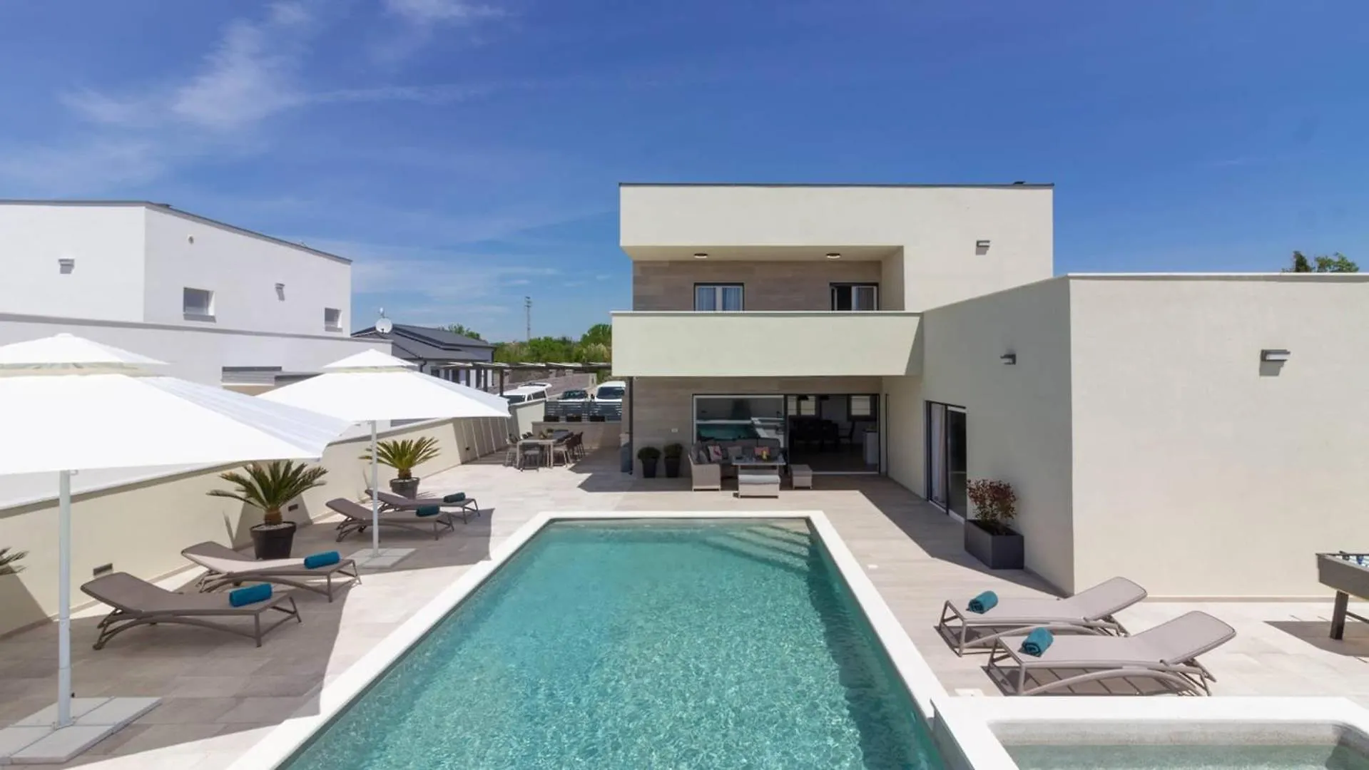 Villa Mako, Die Moderne Luxus-Villa Mit Swimmingpool Und Whirlpool In Ruhiger Vorort-Lage Von Pula Kroatien