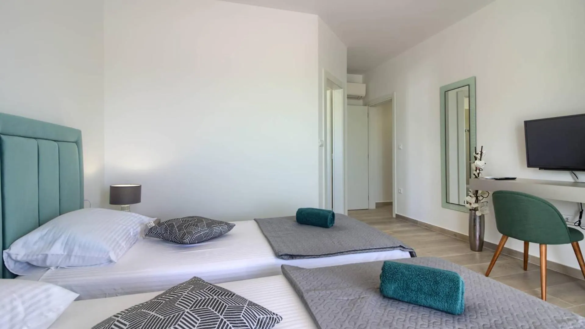 Villa Mako, Die Moderne Luxus-Villa Mit Swimmingpool Und Whirlpool In Ruhiger Vorort-Lage Von Pula Kroatien